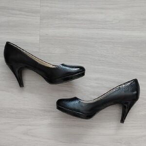 Must SELL**Bandolino Black Mid Heel Pumps